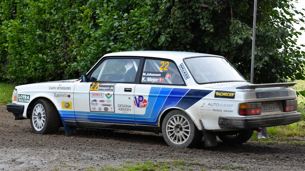 Kurt Mejer og Mie Johansen svinger ind på en af de våde grusveje ved Slagelse
(Foto: Beyer Rally Foto/Stefan Beyer)
